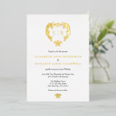 Elegant Crest Monogram Weddenschap Gold Folie Uitnodiging (Staand Voorkant)