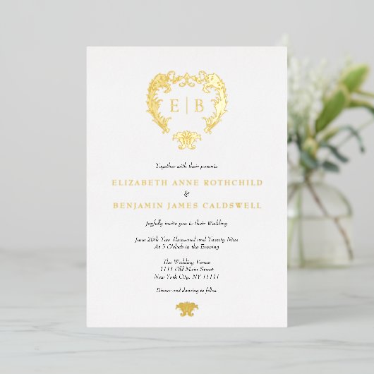 Elegant Crest Monogram Weddenschap Gold Folie Uitnodiging (Staand Voorkant)