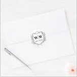 Elegant Crest Monogram Wedding Ronde Sticker<br><div class="desc">Dit klassieke en elegante ontwerp kenmerkt een opvallende botanische kreet met monogram en minimale schone doopvonten. Bewerk eenvoudig de lettertypekleuren door op de knop Ontwerpgereedschap bewerken te klikken. Bekijk het hele collectie voor meer overeenkomende objecten!</div>