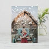 Elegant Cursive Hand Peace and Joy Holiday Foto Feestdagenkaart (Staand voorkant)