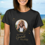 Elegant Custom Afstuderen Foto Goud Afstuderen T-shirt<br><div class="desc">Gefeliciteerd met het afstuderen van uw kind! Als trotse moeder verdien je het om je liefde en steun af te shows met een gepersonaliseerd T-shirt. Dit elegante chic modern design is voorzien van een gouden sterren afbeeldingen lijst met uw favoriete foto van uw afstuderen. Of het nu van de middelbare...</div>