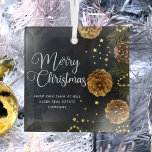 Elegant Custom Company Gift voor prettig kerstfees Glas Ornament<br><div class="desc">Deze elegante kerstversiering is voorzien van een mooie witte cursieve typografie boven een mooie feestfoto. Op de foto staan gouden kralen en dennenaaltjes naast de naalden op een zwarte achtergrond. Dit uitgebreide kerstcadeau voor bedrijven is voorzien van uw bedrijfsnaam aan de voorzijde en een aangepast bedrijfsbericht aan de binnenkant.</div>