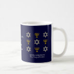 Elegant Custom HANUKKAH Koffiemok<br><div class="desc">Elegant HAPPY HANUKKAH koffie-mok, waarop faux gold and Silver STAR of DAVID and MENORAH in een getild patroon tegen een rijke NAVY BLUE achtergrond te zien zijn. De tekst leest HAPPY HANUKKAH met een placeholder naam, en is , zodat kunt u het PERSONALISEREN door jouw naam of andere tekst toe...</div>