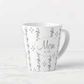 Elegant Custom "Mam, Est. 20xx" Eenvoudige Bloemen Latte Mok (Rechterhoek)