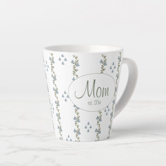 Elegant Custom "Mam, Est. 20xx" Eenvoudige Bloemen Latte Mok (Rechterhoek)