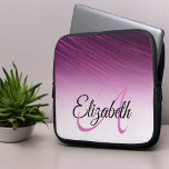 Elegant Custom Name Monogram Paars Ombre Streaks Laptop Sleeve<br><div class="desc">Dit elegante ontwerp kenmerkt een paarse ombre streak achtergrond met de douanenaam en de brievenmonogram van het initiaal. Pas de tekstvelden aan met een naam en een initiaal,  verwijder beide of klik op Aanpassen om een lettertypestijl,  -grootte en -kleur te selecteren die u wilt.</div>