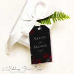 Elegant Custom Zwart en Rood Bloemen Bruiloft Cadeaulabel<br><div class="desc">Laat uw huwelijkscadeaus opvallen met onze Elegant Custom Black en Red Floral Wedding Gift Labels. Deze set labels voegt een vleugje verfijnde charme toe aan uw huwelijkscadeaus. Elke is versierd met een bedrukt rood bloemenontwerp op een strakke zwarte achtergrond, die zowel de gratie als de essentie van esthetiek omvat. Niet...</div>