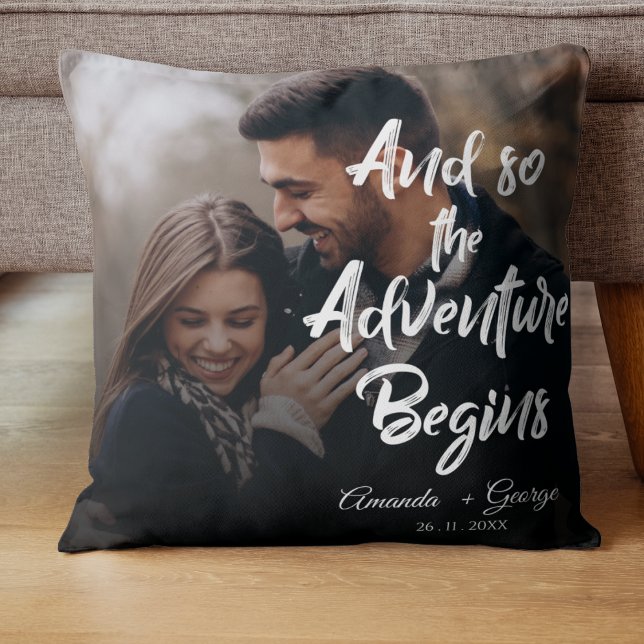 Elegant Cute ADVENTURE BEGINT met het citaat Foto  Kussen (Elegant Cute ADVENTURE BEGINS Quote Photo Wedding Throw Pillow)