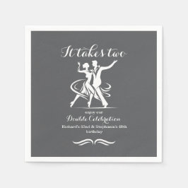 Elegant dansend koppel gezamenlijke verjaardag vie servet