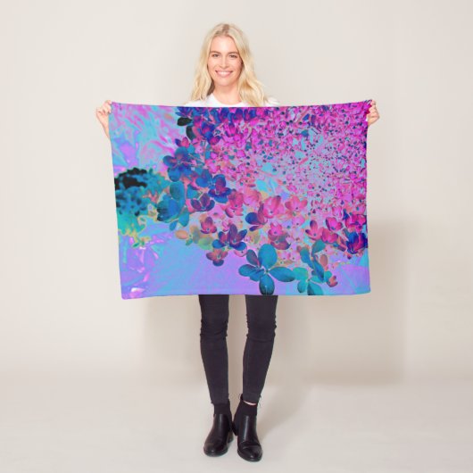Elegant Dark Blue and Magenta Limelight Hydrangea Fleece Deken (In situ)