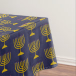 Elegant Dark Blue | Chanukah Hanukkiyah | MENORAH Tafelkleed<br><div class="desc">Elegant donker middernachtblauw MENORAH tafelkleed,  met faux gouden menorah in een betegeld patroon. Dit is een minimalistisch,  eenvoudig,  elegant ontwerp,  vooral geschikt voor uw Chanoeka-vieringen. Verkrijgbaar in andere kleuren,  of u kunt de kleur wijzigen door op Aanpassen verder te klikken en te kiezen uit het kleurenpalet.</div>