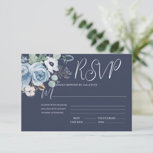 Elegant Dark Blue & White Floral Wedding RSVP Kaar (Staand voorkant)