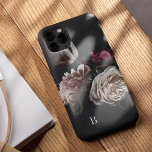 Elegant Dark Floral Roos Monogram Case-Mate iPhone Case<br><div class="desc">Voeg wat luxe toe aan je telefoon met dit chemische hoesje met een cluster van pluizige bloemen in crème en Bourgogne op een dramatische zwarte achtergrond. Pas aan met uw enige initiaal aan de linkeronderhoek in het klassieke ivoorschrift.</div>