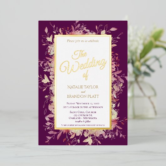 Elegant Dark Paarse Floral Weddenschap Gold Folie Uitnodiging (Staand Voorkant)
