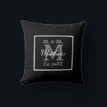 Elegant de heer en mevrouw Monogram Kussen<br><div class="desc">Een elegant Mr. en Mrs Monogram ontwerp voor je huis. Koop als trouwcadeau (samen met de rest van het Collectie van de heer & mevrouw Huwelijkscadeaus).</div>