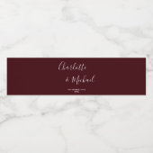 Elegant Deep Burgundy Script Minimalist Wedding Waterfles Etiket (Enkel label)
