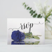 Elegant Deep Navy Blue Reflecting Roos Wedding RSVP Kaartje (Staand voorkant)