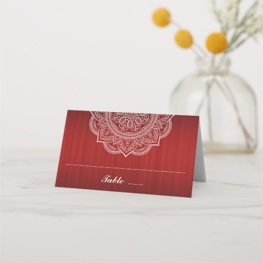 Elegant Deep Red en White Paisley Indian Wedding Plaatskaartje (Voorkant)