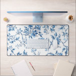 Elegant Delft Blue en White Floral Bureaumat<br><div class="desc">Langwerpige,  klassieke en schone bloem met fijne,  fijne,  blauwe winderen,  bloemen en krullende takken op witte achtergrond.</div>