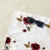 Elegant Delicaat Burgundy Gouden Bloemen Monogram Strandlaken (In situ)