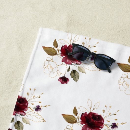 Elegant Delicaat Burgundy Gouden Bloemen Monogram Strandlaken (In situ)