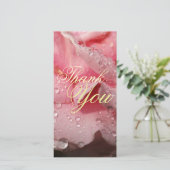 Elegant Dew druppelt op roze Rose Petal Maid of Ho Bedankkaart (Staand voorkant)