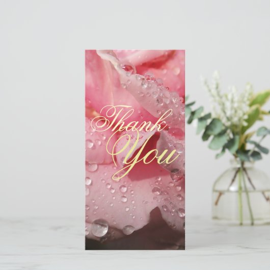 Elegant Dew druppelt op roze Rose Petal Maid of Ho Bedankkaart (Staand voorkant)