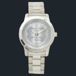Elegant Diamanten Jubileum 75e Bruiloft Jubileum W Horloge<br><div class="desc">Opulente elegantie lijsten dit 75e trouwverjaardagsontwerp in een uniek gescalloped diamantontwerp met midden-traandiamant met faux toegevoegde sparkles op een zilveren gekleurde gradiënt. Origineel ontwerp door Holiday Hearts Design (gereserveerde rechten). Let erop dat alle opschriften gedrukt zijn en alleen gemaakt zijn om zo echt mogelijk te lijken in een vlak, gedrukt...</div>