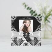 Elegant Diamond Bow Black Damask Foto Sweet 16 Kaart (Staand voorkant)