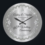 Elegant Diamond Jubilee 60th Wedding Jubileum Grote Klok<br><div class="desc">Opulente elegantie lijsten dit 60ste trouwverjaardagsontwerp in een uniek gescalloped diamantontwerp met midden-traandiamant met faux toegevoegde sparkles op een zilveren gekleurde gradiënt. Origineel ontwerp door Holiday Hearts Design (gereserveerde rechten). Let erop dat alle opschriften gedrukt zijn en alleen gemaakt zijn om zo echt mogelijk te lijken in een vlak, gedrukt...</div>