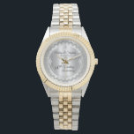 Elegant Diamond Jubilee 60th Wedding Jubileum Horloge<br><div class="desc">Opulente elegantie lijsten dit 60ste trouwverjaardagsontwerp in een uniek gescalloped diamantontwerp met midden-traandiamant met faux toegevoegde sparkles op een zilveren gekleurde gradiënt. Origineel ontwerp door Holiday Hearts Design (gereserveerde rechten). Let erop dat alle opschriften gedrukt zijn en alleen gemaakt zijn om zo echt mogelijk te lijken in een vlak, gedrukt...</div>