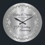 Elegant Diamond Jubilee 75th Wedding Jubileum Grote Klok<br><div class="desc">Opulente elegantie lijsten dit 75e trouwverjaardagsontwerp in een uniek gescalloped diamantontwerp met midden-traandiamant met faux toegevoegde sparkles op een zilveren gekleurde gradiënt. Origineel ontwerp door Holiday Hearts Design (gereserveerde rechten). Let erop dat alle opschriften gedrukt zijn en alleen gemaakt zijn om zo echt mogelijk te lijken in een vlak, gedrukt...</div>