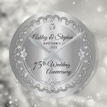 Elegant Diamond Jubilee 75th Wedding Jubileum Ronde Klok<br><div class="desc">Opulente elegantie lijsten dit 75e trouwverjaardagsontwerp in een uniek gescalloped diamantontwerp met midden-traandiamant met faux toegevoegde sparkles op een zilveren gekleurde gradiënt. Origineel ontwerp door Holiday Hearts Design (gereserveerde rechten). Let erop dat alle opschriften gedrukt zijn en alleen gemaakt zijn om zo echt mogelijk te lijken in een vlak, gedrukt...</div>