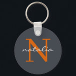 Elegant donker leisteen met Sinaasappel monogram Sleutelhanger<br><div class="desc">Verhoog uw stijl met deze geavanceerde sleutelhanger met een donkergrijze leisteenachtergrond, een levendig oranje monogram en een heldere witte naam. Dit unieke ontwerp is ideaal voor gepersonaliseerde geschenken en accessoires en voegt een vleugje elegantie toe aan uw dagelijkse benodigdheden.</div>