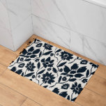 Elegant donkerblauw bloemencrème canvas badmat<br><div class="desc">Fijne blauwe bloemen, elegant verspreid over het crèmedoek, roepen een gevoel van natuurlijke schoonheid en genade op. Elke bloei is ingewikkeld gedetailleerd en toont het beste vakmanschap dat het bloemenpatroon tot leven brengt. De kalmerende crème achtergrond dient als een perfecte achtergrond, het creëren van een harmonieuze balans die de algehele...</div>