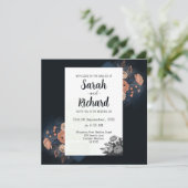 Elegant donkerblauw bloemontwerp met perzik accent kaart (Staand voorkant)