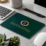 Elegant Donkergroen Lederen Luxe Gouden RONDE Logo Muismat<br><div class="desc">Verbeter uw werkruimte met deze smaragdgroene leren print muismat, ontworpen om stijl en functionaliteit te combineren. Met een luxe gouden logo en de mogelijkheid om twee regels aangepaste tekst toe te voegen, is dit muismatje ideaal voor het personaliseren met jouw naam, bedrijf, bedrijf of andere gegevens van uw keuze. Ideaal...</div>
