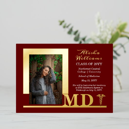 Elegant Dr. MD Caduceus Foto Afstuderen Maroon Folie Uitnodiging (Staand Voorkant)