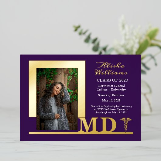 Elegant Dr. MD Caduceus Foto Afstuderen Paars Folie Uitnodiging (Staand Voorkant)