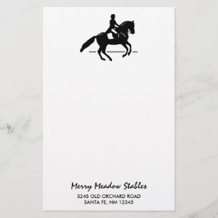 Elegant Dressage Rider die een Pirouette uitvoert Briefpapier