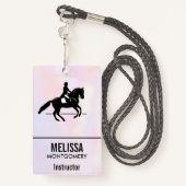 Elegant Dressage Rider op Waterverf achtergrond Badge (Achterkant met draagriem)