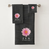 Elegant drijvende roze Lotus Flowers Bad Handdoek (Insitu)