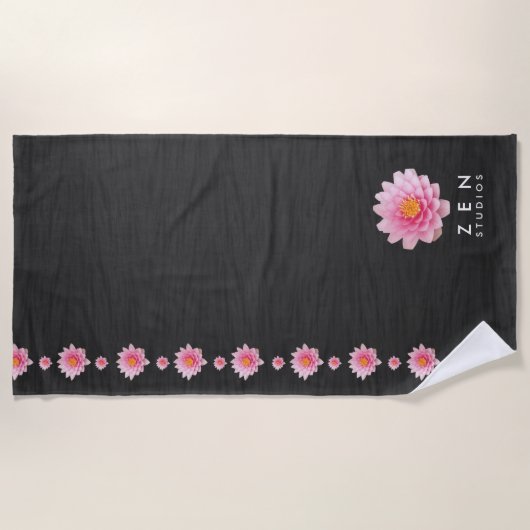 Elegant drijvende roze Lotus Flowers Strandlaken (Voorkant)