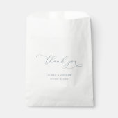 Elegant Dusty Blauw en Wit Kalligrafie Bruiloft Bedankzakje (Voorkant)