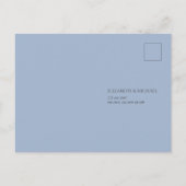 Elegant Dusty Blue Blush Floral Lace Wedding RSVP Uitnodiging Briefkaart (Achterkant)
