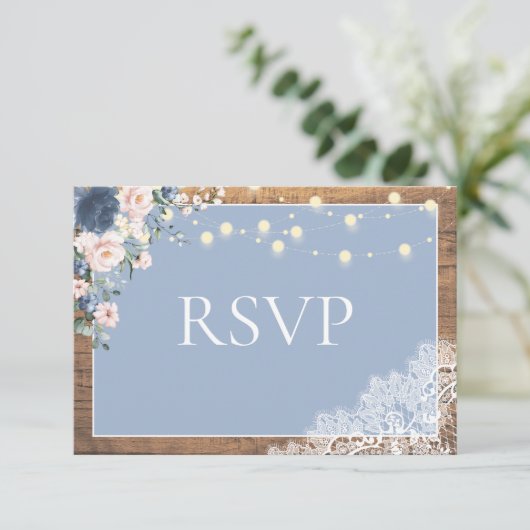 Elegant Dusty Blue Blush Rustic Wood Lace Script RSVP Kaartje (Staand voorkant)