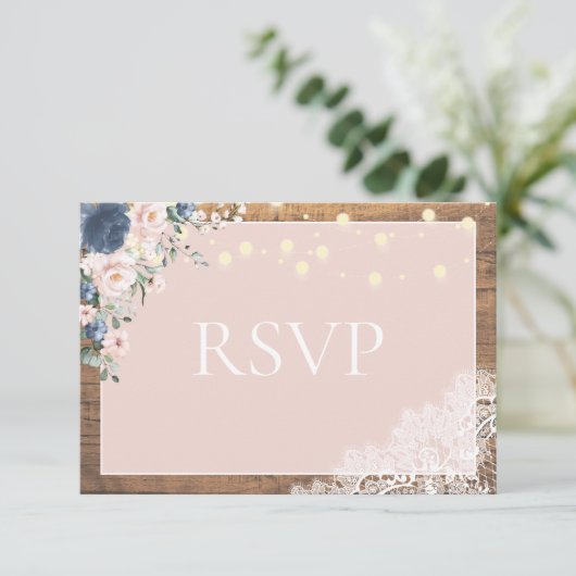 Elegant Dusty Blue Blush Rustic Wood Lace Script RSVP Kaartje (Staand voorkant)