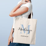 Elegant Dusty Blue Custom Wedding Bridesmaid Name Tote Bag<br><div class="desc">De elegante canvas tas van de douanebruiloft kenmerkt een gepersonaliseerd monogram typografie ontwerp met de moderne naam van het kalligrafische manuscript en het serif monogram initiaal in stoffige blauwe en zwarte kleuren. Omvat douanetekst voor een bruidspartijtitel zoals "BRIDESMAID"of andere aangewezen formulering.</div>