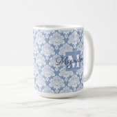 Elegant Dusty Blue Damask Lace Monogram en naam Koffiemok (Voorkant rechts)