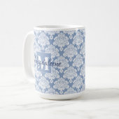 Elegant Dusty Blue Damask Lace Monogram en naam Koffiemok (Voorkant links)